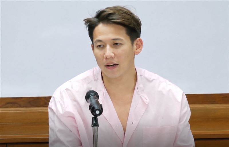 賽伊開記者會再爆自己從9歲到15歲的童年時期，不僅慘遭親哥哥及家中傭人強姦猥褻，甚至還被強迫吸食多種毒品。（圖／翻攝自當事人IG）