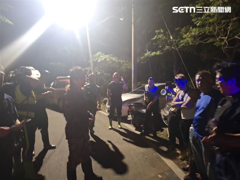 兩名64歲老翁於25日前往北107線11公里處溪谷釣魚,因深夜未歸且未帶手機,家屬急忙報警求助。警消漏夜展開地毯式搜救,於26日凌晨發現兩人已溺斃於水深僅及膝的淺水區。(圖/翻攝畫面)