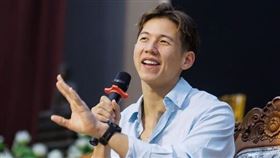 Sai Scott再爆自己從9歲到15歲的童年時期，不僅慘遭強姦猥褻，甚至還被強迫吸食多種毒品。（翻攝自psiscott IG）