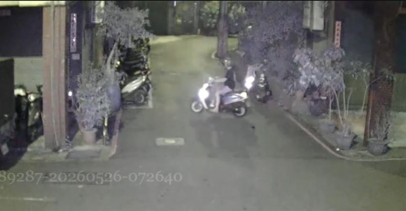 曾男深夜騎車撞牆摔倒，被警方查出吸食毒品又涉毒駕，訊後依法送辦。（圖／翻攝畫面）