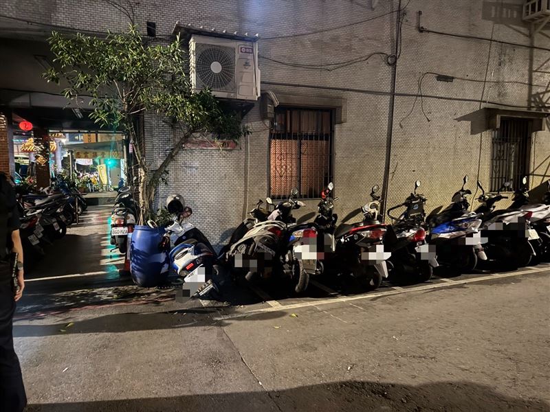 曾男深夜騎車撞牆摔倒，被警方查出吸食毒品又涉毒駕，訊後依法送辦。（圖／翻攝畫面）