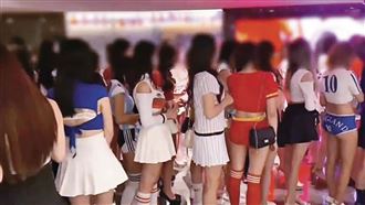 白幹部嗨戰「禮服店」　酒店術語規格揭秘