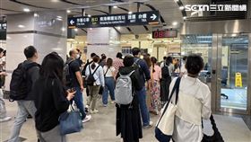 台灣高鐵昨（25）日因苗栗路段號誌異常導致全天營運大亂，今（26）日凌晨完成搶修後恢復正常營運。《三立新聞網》上午直擊南港站上班尖峰時段，現場通勤人潮已回歸平日水準，進站、候車秩序正常，未出現大量排隊或爆量人龍情況，整體與一般上班日上午差異不大。（圖／記者李育道攝影）