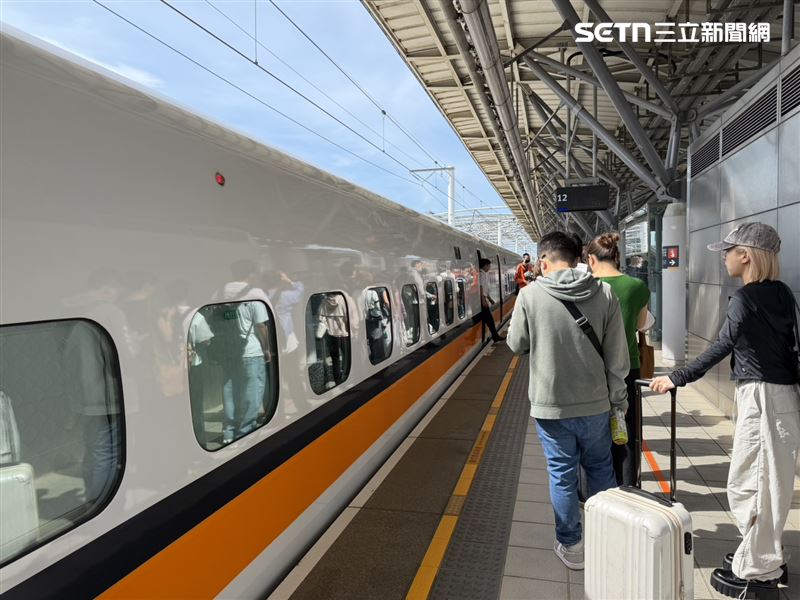 高鐵10月23日至27日光復節疏運期間加開86班次列車,5天共提供905班次服務,9月25日凌晨零時開放購票。(圖/記者李育道攝影)