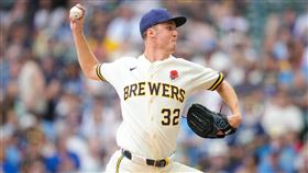 密爾瓦基釀酒人隊右投米蕭羅斯基（Jacob Misiorowski），在26日對聖路易紅雀隊的比賽中，主投7局送出追平生涯新高的12次三振，其中更狂飆57顆時速超過100英里（約160.9公里）的極速火球。（圖／美聯社／達志影像）