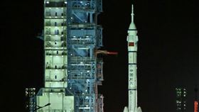 中國「神舟23號」載人飛船於24日成功發射，國民黨青年部主委連勝武率領學生團親臨甘肅酒泉現場見證。（圖／翻攝自「中國國民黨 KMT」臉書）