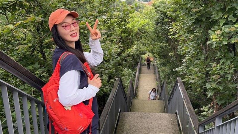 補教名師徐薇出事了　突坐輪椅公開現身