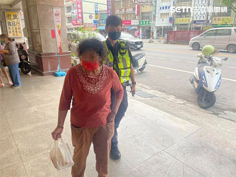 牛大福資深老員工4月因為失智迷路,被警方尋獲護送回家。(圖/翻攝畫面)