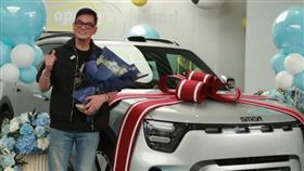 李國麟曬出買新車照片。（圖／翻攝自小紅書）