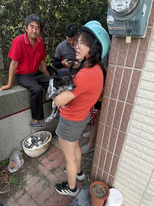 飼主陳小姐趕往現場與美琪相會,抱著愛犬喜極而泣。(圖/翻攝自雲林尋找陳美琪群組)