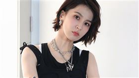 曾沛慈在《浪姐7》即使受傷仍撐完整段高難度舞台，甚至還完成全開麥高音演唱。（圖／翻攝自微博）
