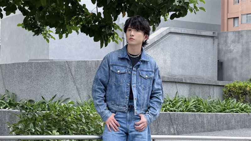 邱鋒澤街頭零偽裝發傳單 露褲頭催票被拍