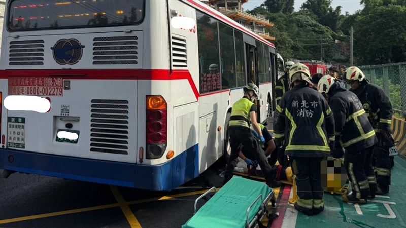 新北婦摔地遭公車輾壓!卡車輪底警消搶命