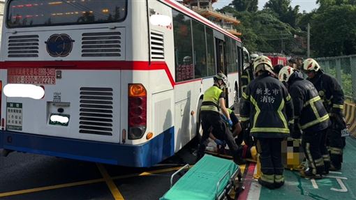 新北婦摔地遭公車輾壓！卡車輪底警消搶命