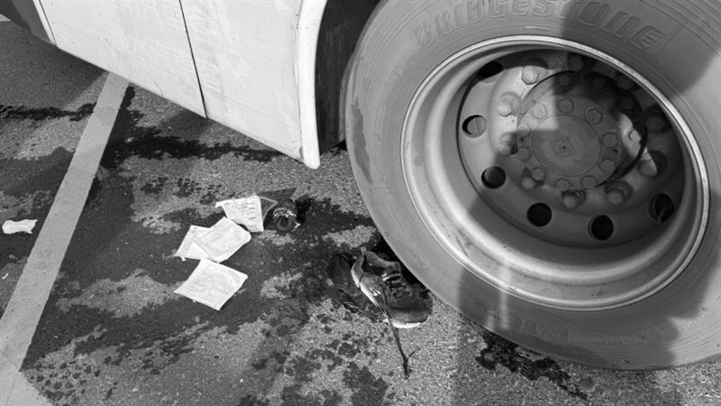 黃妻不慎摔落,遭經過的公車撞擊輾壓,整個人卡在車輪下。(圖/翻攝畫面)