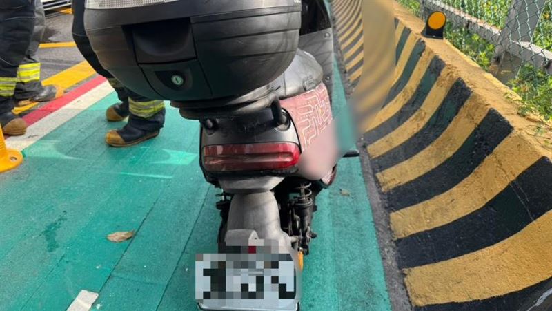 黃妻不慎摔落,遭經過的公車撞擊輾壓,整個人卡在車輪下。(圖/翻攝畫面)