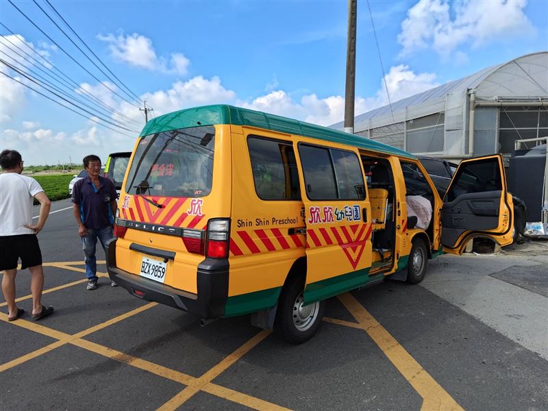 娃娃車與另輛休旅車發生碰撞。(圖/翻攝畫面)