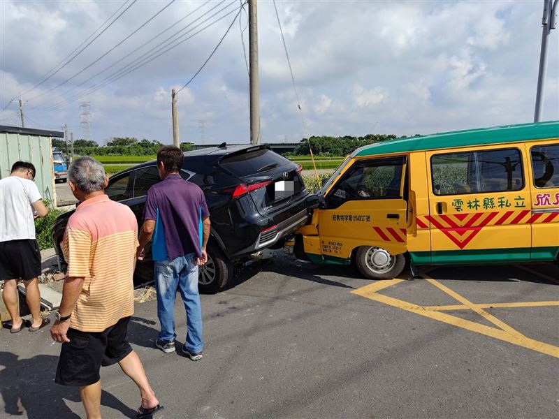 休旅車與娃娃車通過路口時發生碰撞,撞擊力道猛烈。(圖/翻攝畫面)