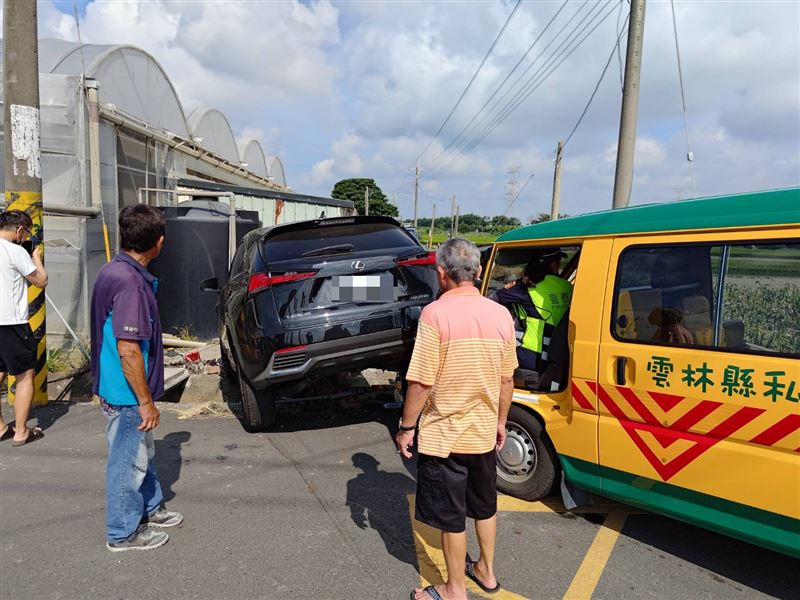 休旅車往路邊暴衝,卡在溝渠上。(圖/翻攝畫面)