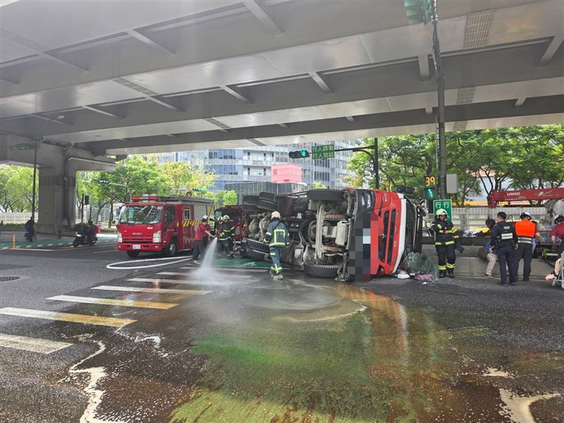 台北市內湖區今(26日)一輛水泥車不明原因發生翻覆,駕駛自行脫困。(圖/翻攝畫面)