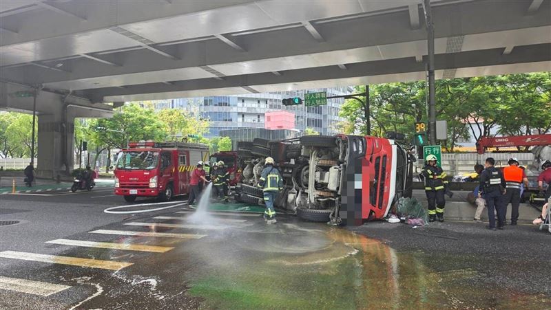 新/北市內湖水泥車翻覆!90度慘躺路中