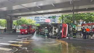 新／北市內湖水泥車翻覆！90度翻覆躺路中