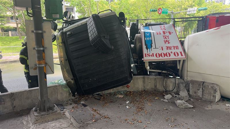 62歲的劉姓男子疑似為閃避車輛導致水泥車失控翻覆,受有四肢擦挫傷。(圖/翻攝畫面)
