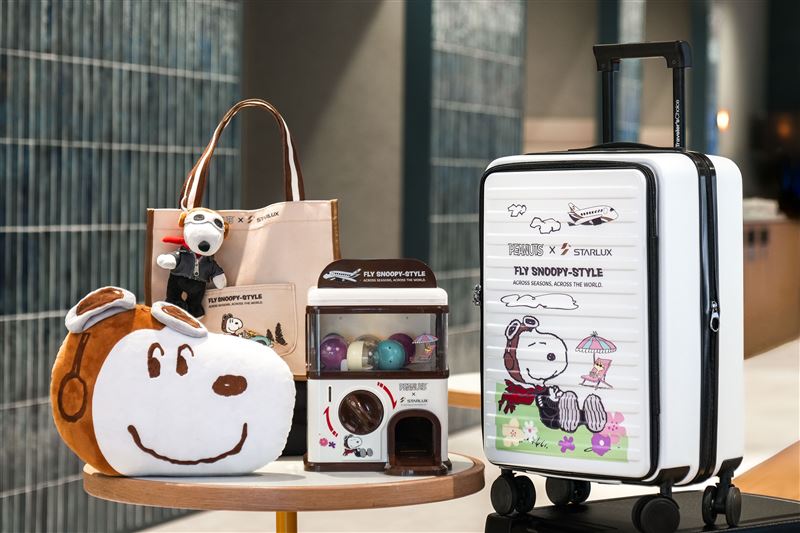 7-ELEVEN也將推出星宇航空與Snoopy聯名系列福袋,內容包括托特包、造型抱枕、行李箱及扭蛋機組等等(圖/星宇航空提供)