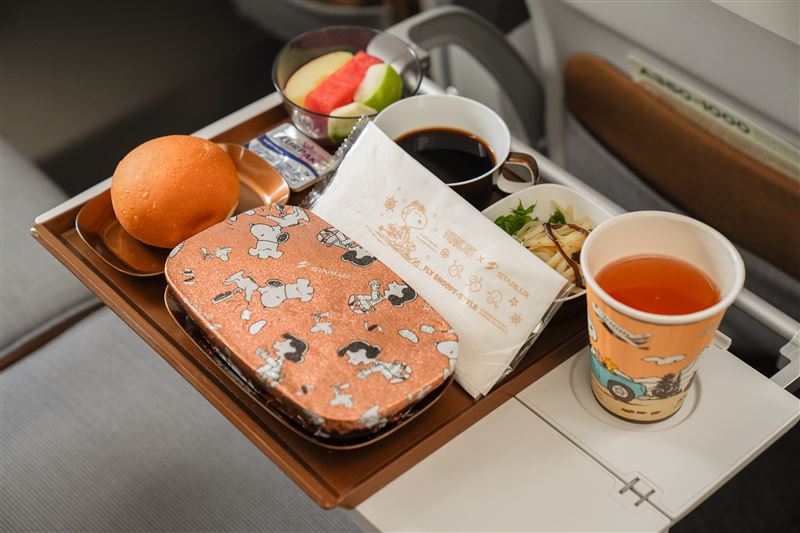 登機證、行李吊牌、機上迎賓畫面、紙巾、紙杯….等各項備品,通通換上Snoopy(圖/星宇航空提供)