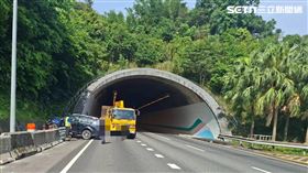 林男毒駕行經國道3號基隆隧道口時發生自撞事故。（圖／翻攝畫面）