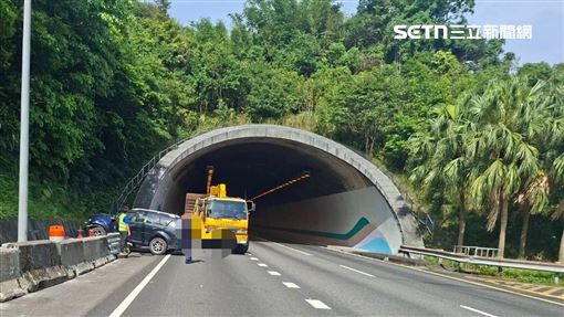 國3基隆隧道自撞　貨車衝對向車道卡路肩