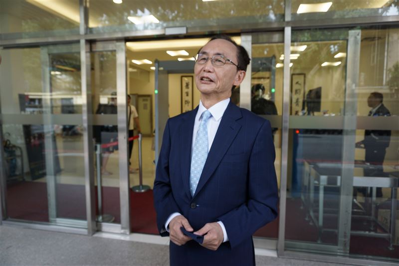 吳子嘉現身北檢執行科,報到繳錢獲免關。(圖/翻攝畫面)