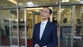 ▲吳子嘉現身北檢執行科，報到繳錢獲免關。（圖／翻攝畫面）