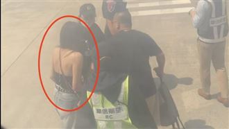 外籍女大鬧航班！要求開機艙門又怒推空姐