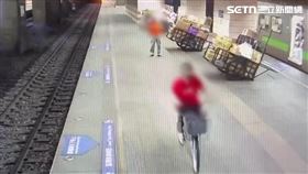 北市婦人騎腳踏車穿梭萬華車站月台。（圖／翻攝畫面）
