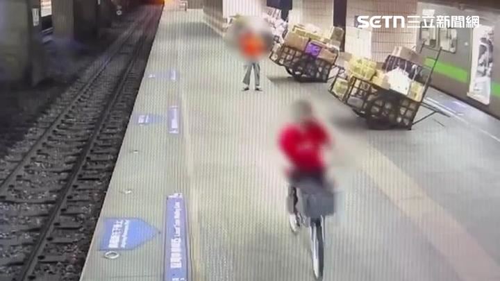 騎單車穿梭萬華車站月台 警調監視器追人