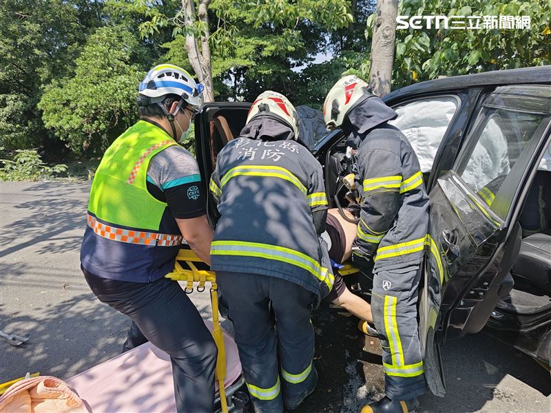 彰化埤頭鄉木棉花道發生死亡車禍,33歲男子衝撞路樹慘死。(圖/翻攝畫面)