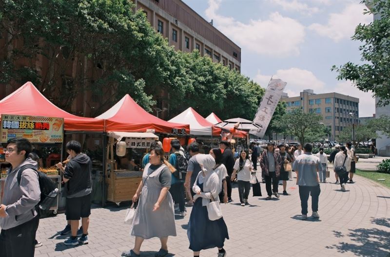 國際美食市集,從日式章魚燒、韓國辣炒年糕,到越南春捲、泰式奶茶、馬來西亞肉骨茶,甚至墨西哥牛肉捲等異國料理通通吃得到。(圖/萬能科大提供)