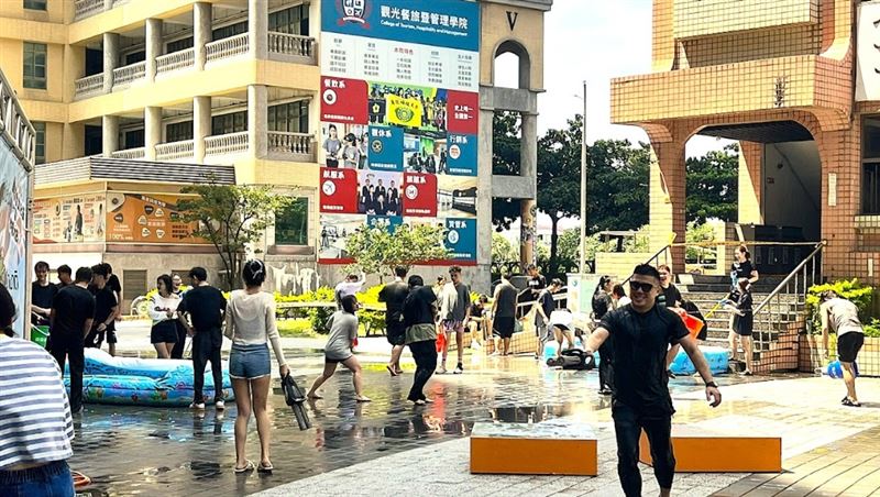 潑水節前進萬能科大　濕身大戰啖異國料理