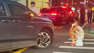 白髮嬤北市馬路對峙！搬板凳卡路中怒瞪