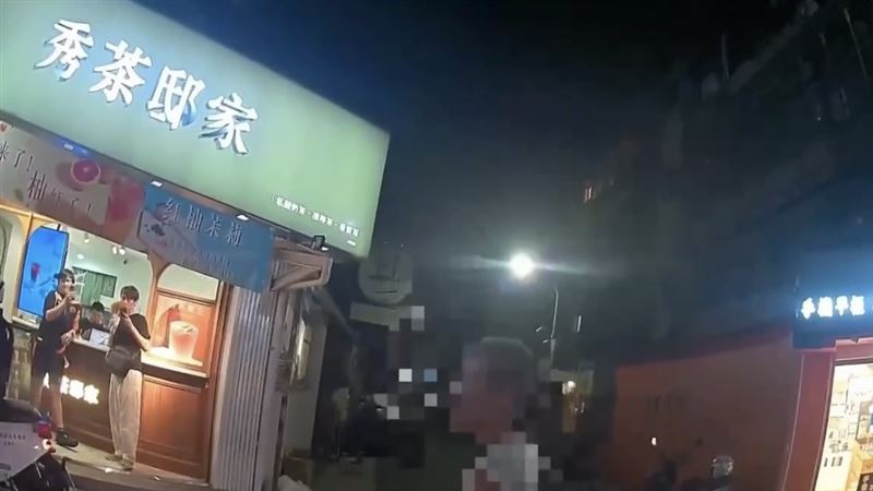 警方獲報到場後,將婦人勸離現場。(圖/翻攝畫面)