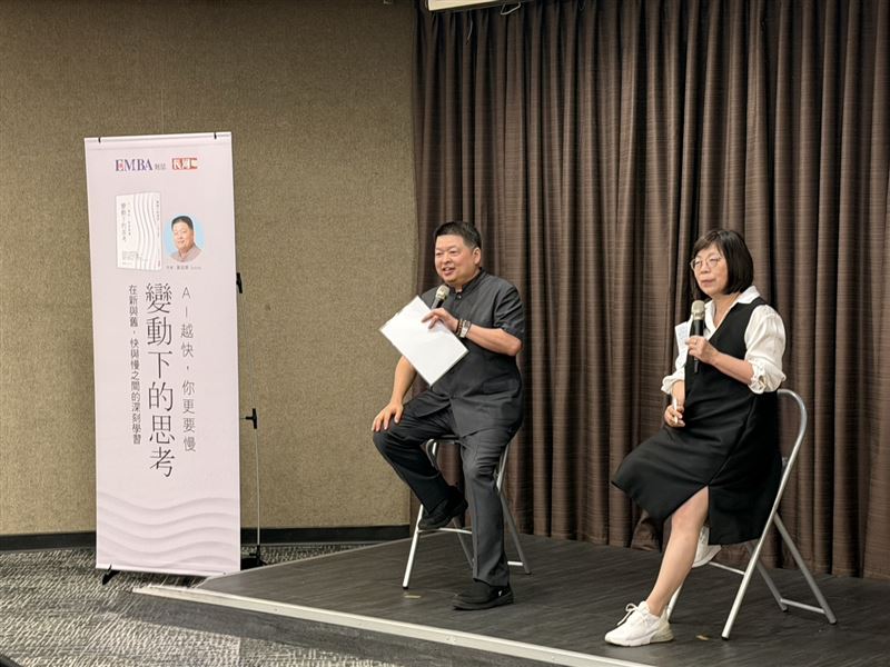 黃冠華新書發表會邀請《EMBA》雜誌總編輯方素惠擔任嘉賓，展開深度對談。（圖／旭榮集團提供）