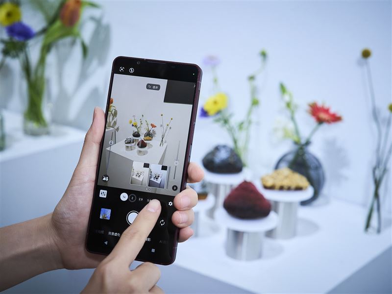 Xperia 1 VIII導入全新AI攝影助理功能,能於拍攝前即時辨識場景,提供色調、鏡頭焦段與散景效果等拍攝建議