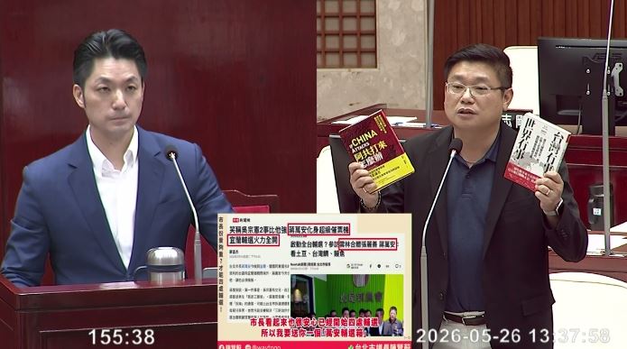 陳賢蔚送蔣萬安,沈伯洋著作《阿共打來怎麼辦》等兩本書(圖/翻攝畫面)