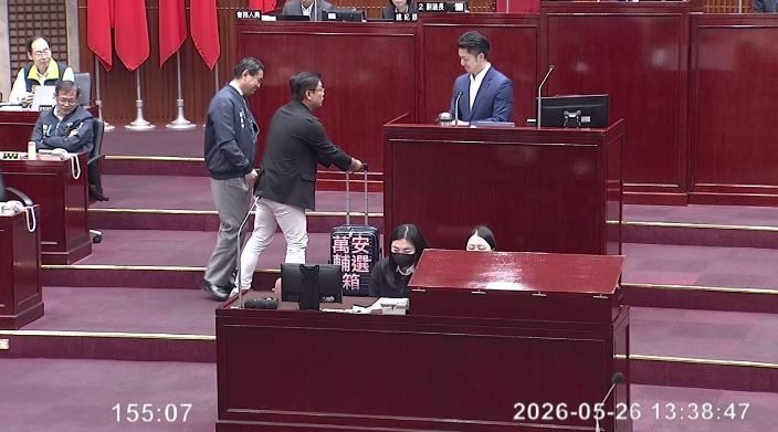 陳賢蔚送蔣萬安輔選箱,裡面放了沈伯洋著作《阿共打來怎麼辦》等兩本書(圖/翻攝畫面)