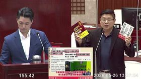陳賢蔚送蔣萬安，沈伯洋著作《阿共打來怎麼辦》等兩本書（圖／翻攝畫面）