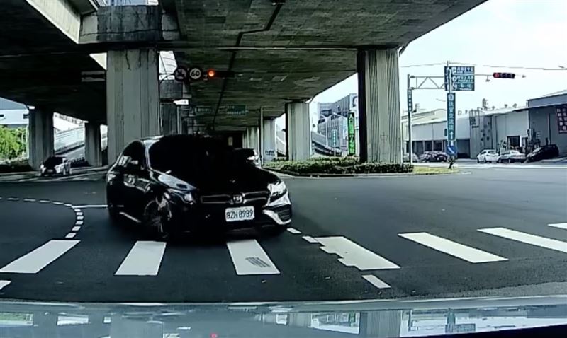 「車牌8989」的賓士車連闖紅燈,又在路口大甩尾。(圖/翻攝自Threads @breakbalabala)