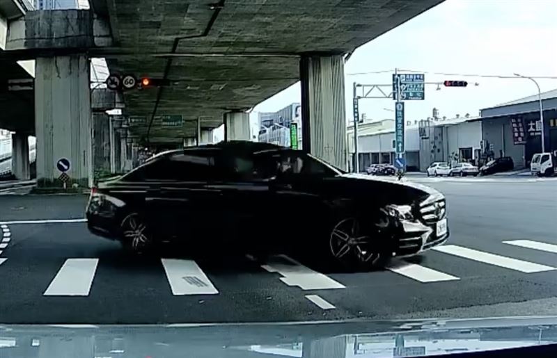 黑色賓士車突然往左偏移大迴轉,又在路口處高速甩尾。(圖/翻攝自Threads @breakbalabala)