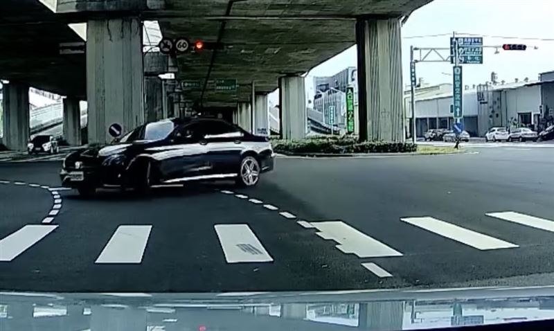 第一視角曝!賓士猴「車牌8989」路口甩尾
