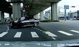 第一視角曝！賓士猴「車牌8989」路口甩尾